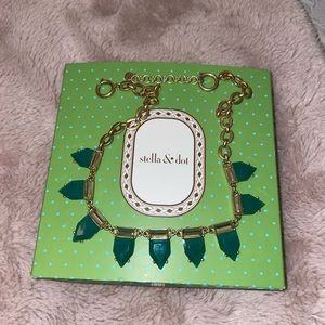 Stella & Dot emerald green and gold adjustable necklace! Ready for a party!!